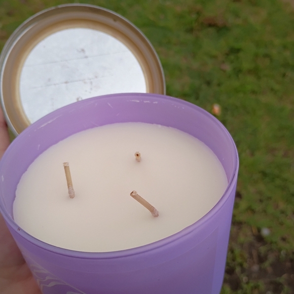 NWT Bath And Body Work Wildberry Jam Donut Scented 3 Wick Candle - Picture 2 of 4